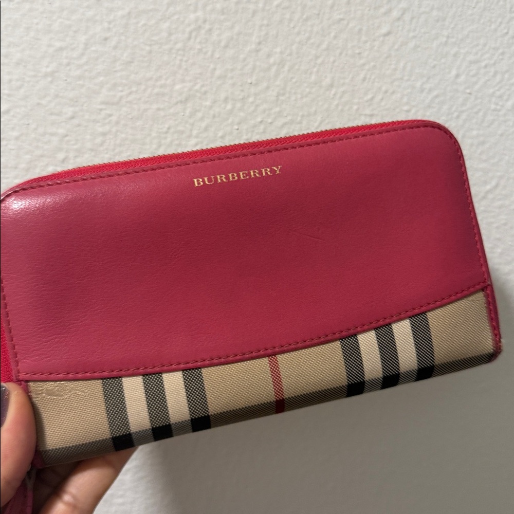 Burberry Red Wallet with Iconic Check Pattern - Picture 5 of 17